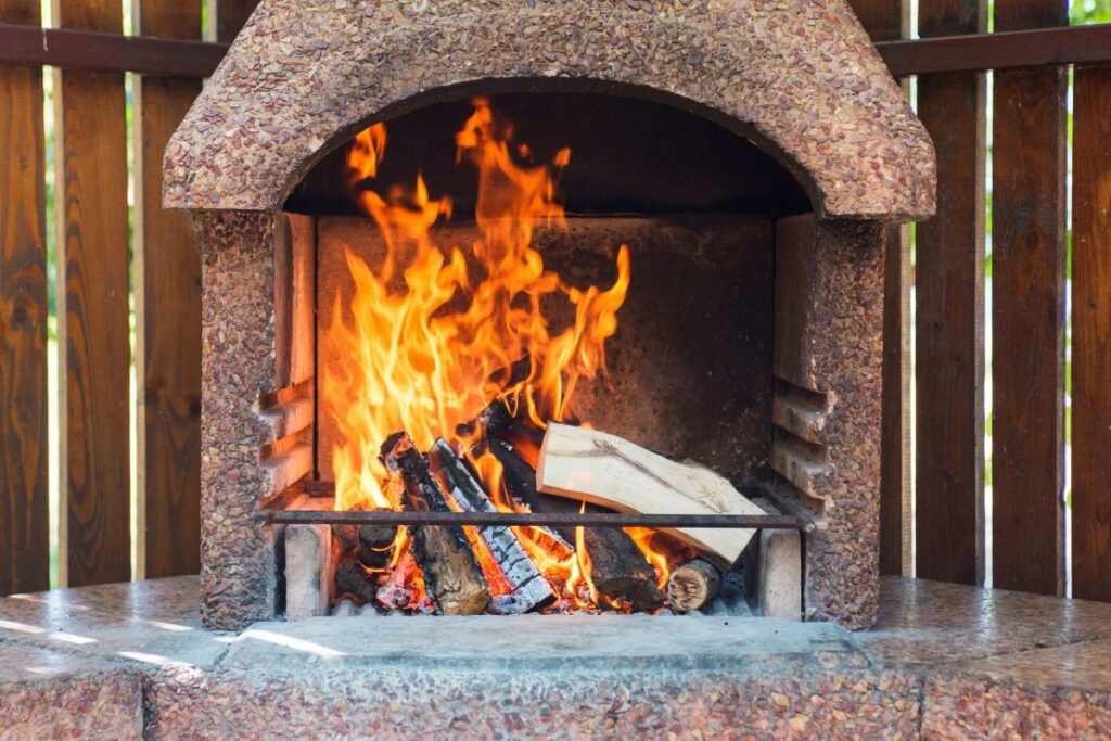 Lauko krosnis židinys: kai funkcionalumas susitinka su jaukumu