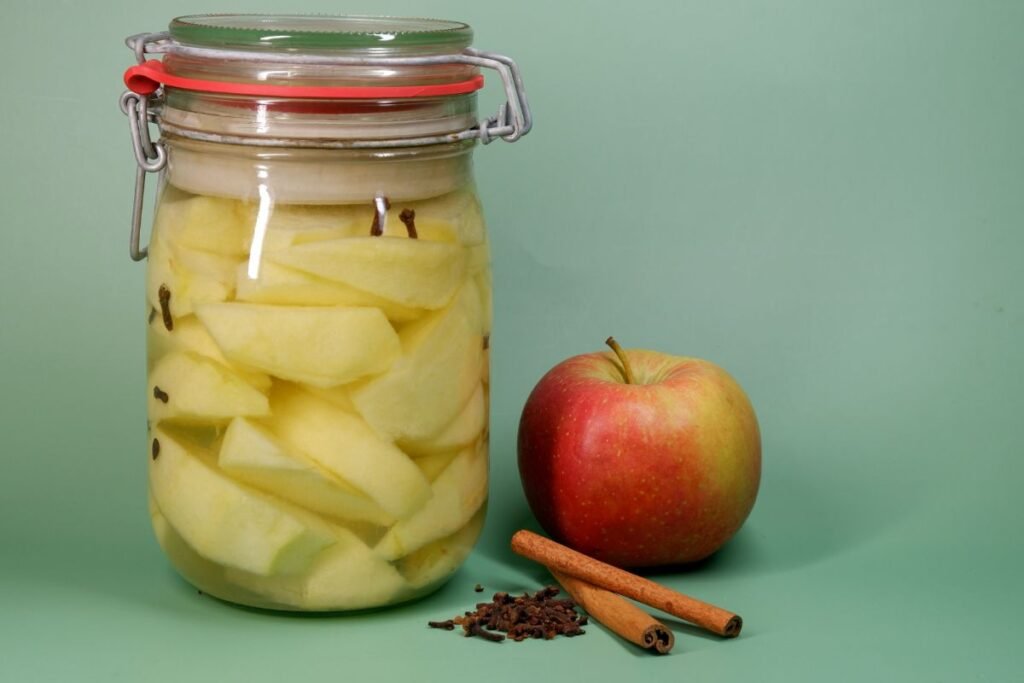 Marinuoti obuoliai 3 | Derlingas.lt Marinuoti pjaustyti obuoliai be odelės