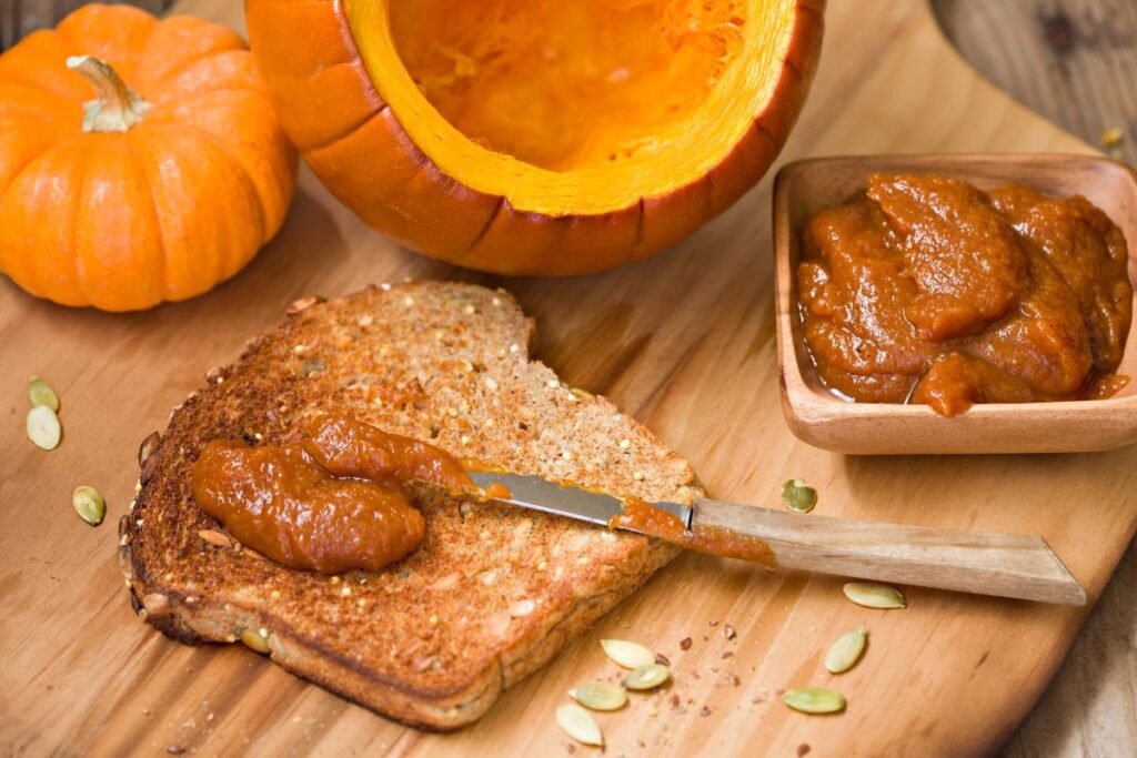 Moliūgų sviestas 4 | Derlingas.lt Moliūgų sviestas - rudeniškas gardumymas kūrybiškumui ir eksperimentams virtuvėje. Kaip jį pasigaminti?