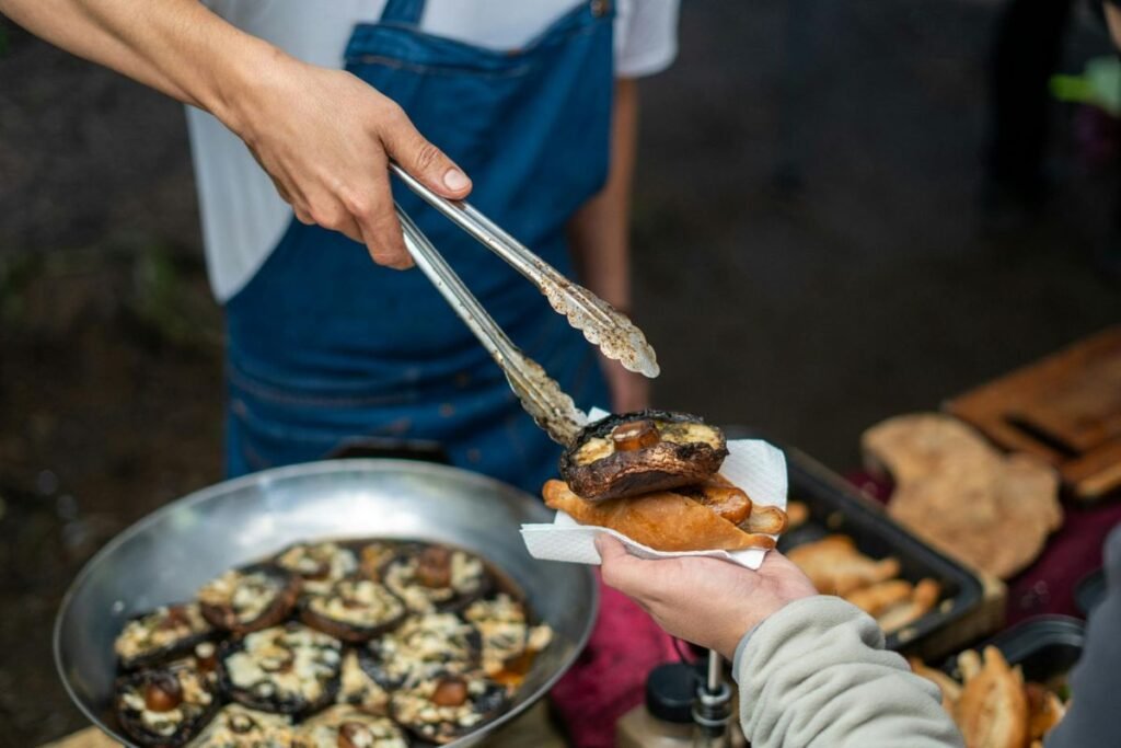 Portobello grybai receptai 3 | Derlingas.lt Ant grilio kepti portobello grybai su sūrio įdaru