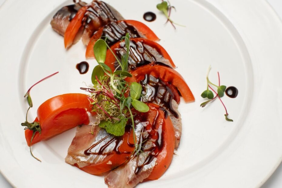 Silkė su pomidorais 1 | Derlingas.lt Silkė su pomidorais – elegantiška tradicija šventiniam stalui