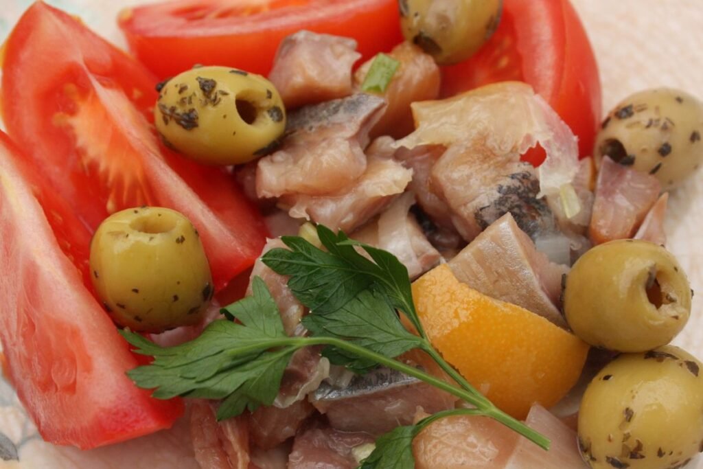 Silkė su pomidorais 3 | Derlingas.lt Kodėl silkė su pomidorais puikus pasirinkimas?