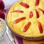 Varškės apkepas su obuoliais – skanus ir paprastas desertas. Išsikepkite jį vakarienei!