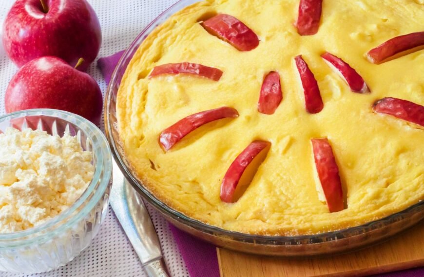 Varškės apkepas su obuoliais – skanus ir paprastas desertas. Išsikepkite jį vakarienei!