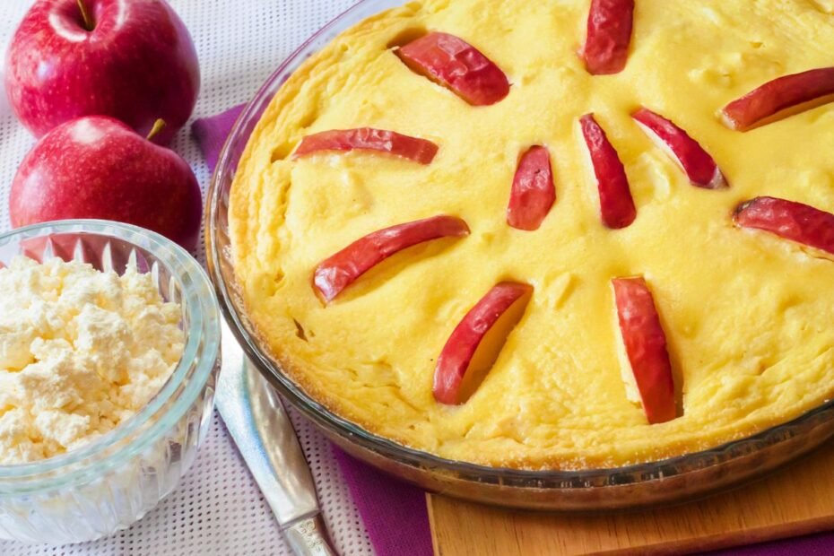 Varškės apkepas su obuoliais – skanus ir paprastas desertas. Išsikepkite jį vakarienei!