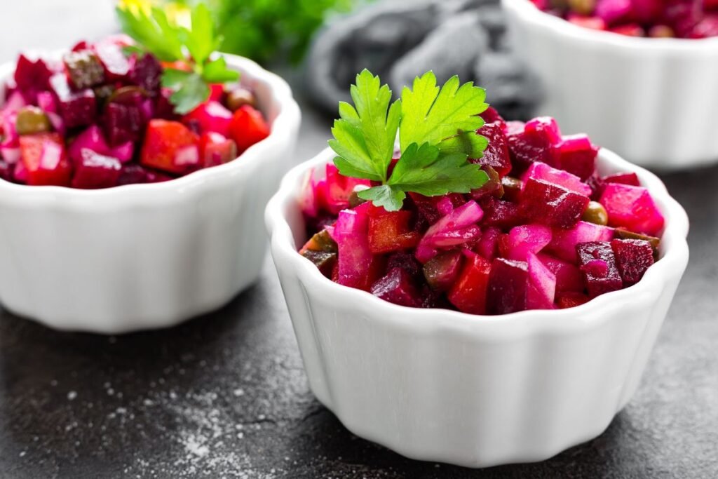 Burokėlių salotos su marinuotais agurkais – gaivus kontrastas