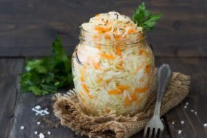 Greitai rauginti kopūstai – traškūs, lengvai rūgštelėję ir vos per 3 dienas. Išbandykite ir įsitikinsite patys!