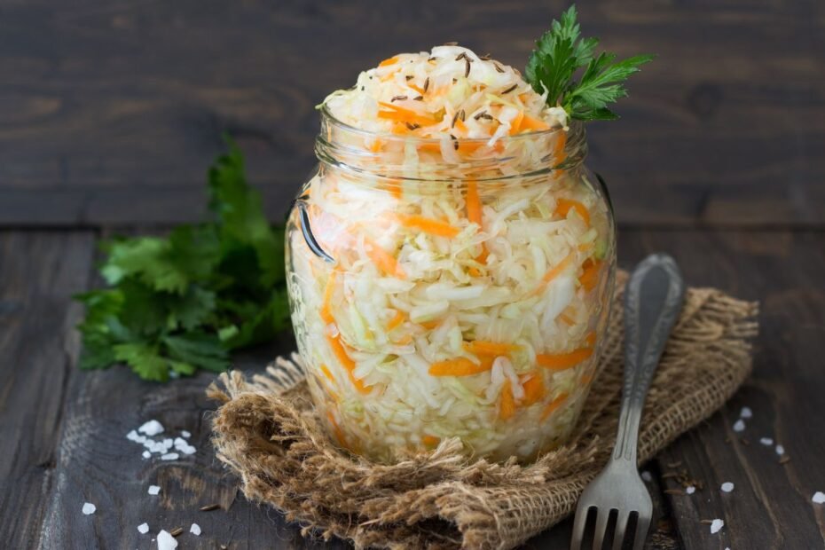 Greitai rauginti kopūstai – traškūs, lengvai rūgštelėję ir vos per 3 dienas. Išbandykite ir įsitikinsite patys!