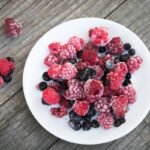 Šaldytos uogos: kaip jas teisingai atitirpinti ir ką paruošti šventiniam stalui?