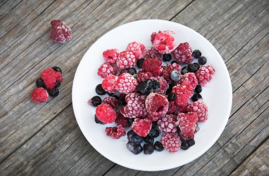 Šaldytos uogos: kaip jas teisingai atitirpinti ir ką paruošti šventiniam stalui?