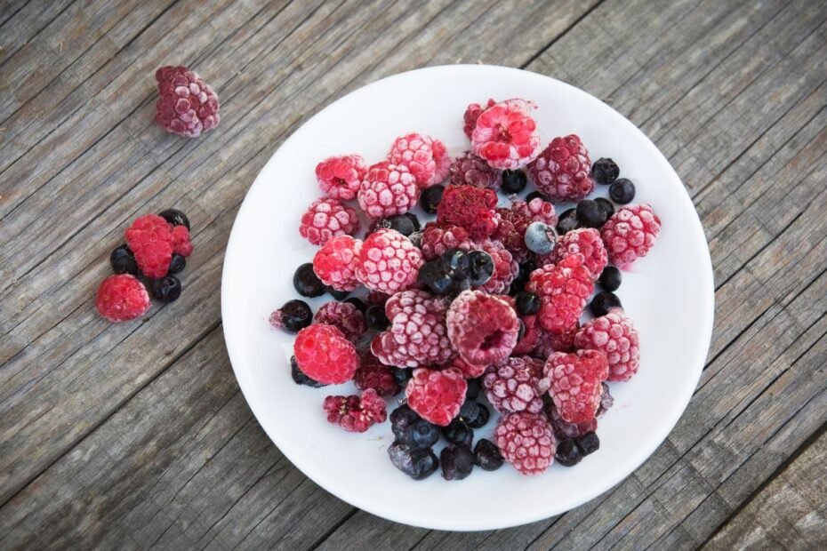 Šaldytos uogos: kaip jas teisingai atitirpinti ir ką paruošti šventiniam stalui?