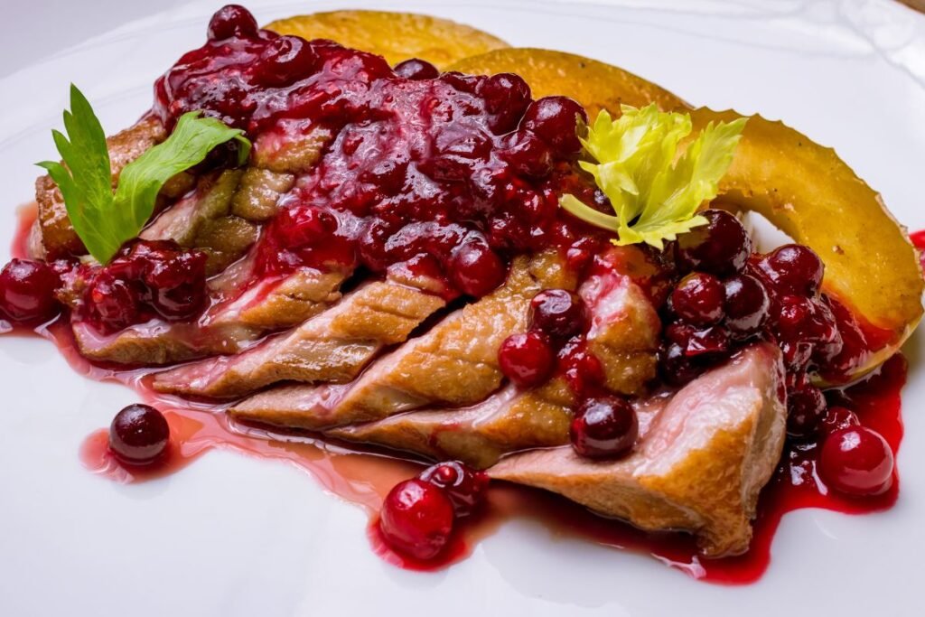 Šaldytos uogos prie mėsos patiekalų