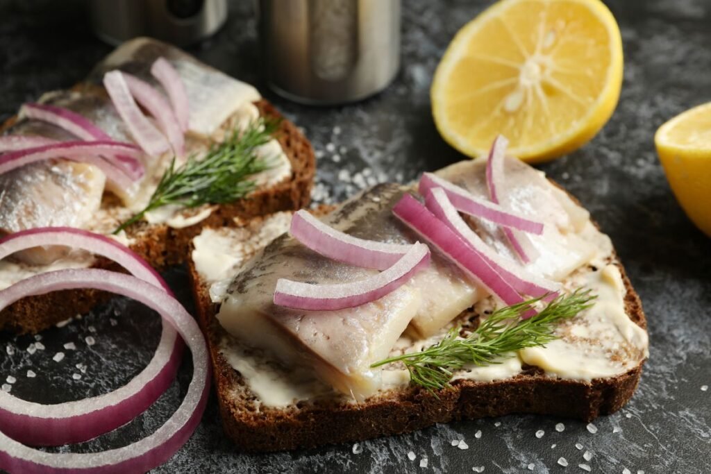 Klasikiniai sumuštiniai su silke ir svogūnais