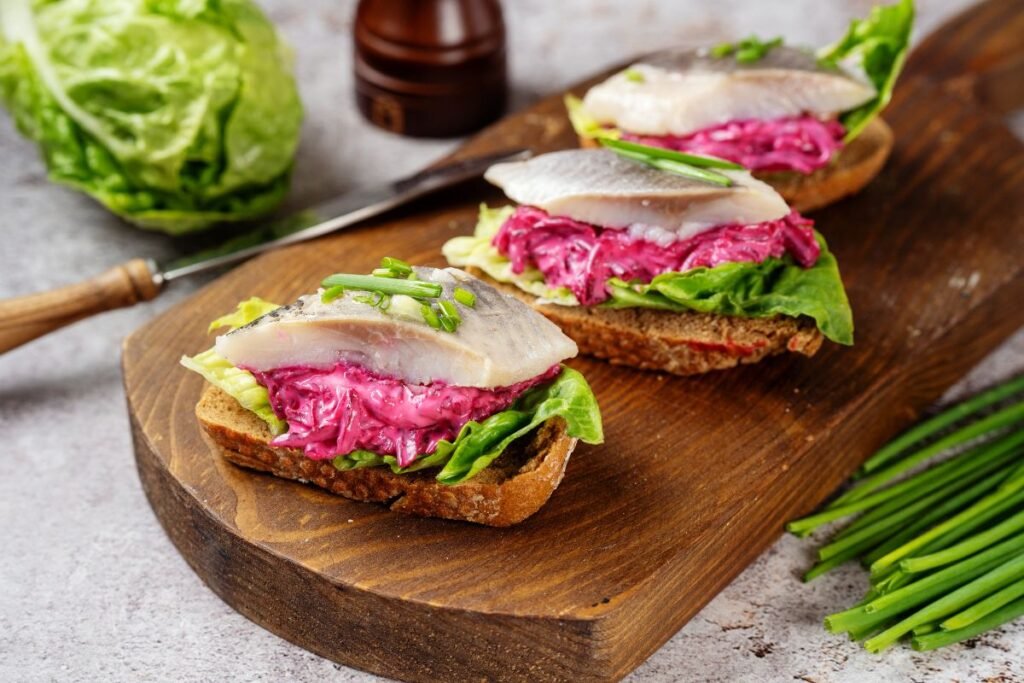 Šventiniai sumuštiniai su silke ir burokėliais