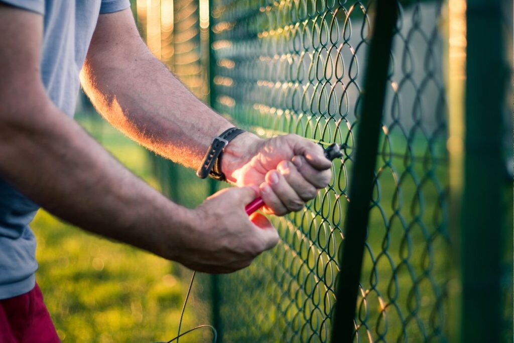 Tvorų tvirtinimo elementai 1 | Derlingas.lt Kokie tvirtinimo elementai būtini norint aptverti sodo teritoriją?