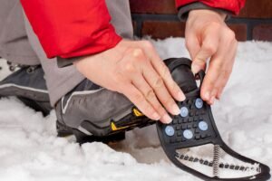 Batų apsauga nuo slydimo: kodėl žiemą tiesiog būtina turėti ir kaip tinkamai naudoti?