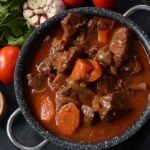 Burgundiškas troškinys – prancūziškos klasikos perlas jūsų virtuvėje. Idealus pietums, kai niekur neskubate