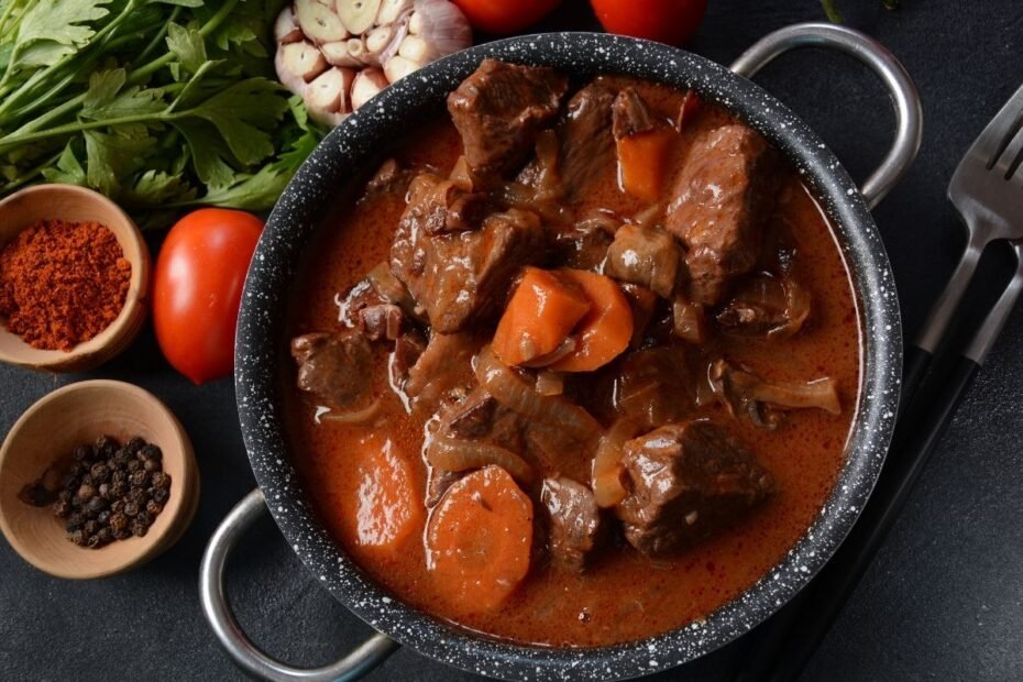 Burgundiškas troškinys – prancūziškos klasikos perlas jūsų virtuvėje. Idealus pietums, kai niekur neskubate