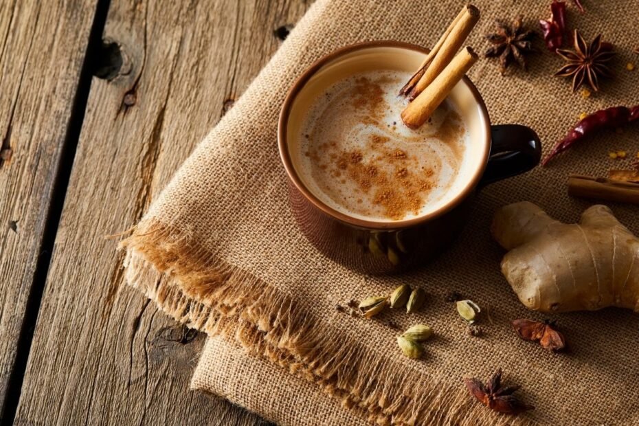 Chai latte – prieskonių gėrimas, sušildantis ne tik rankas, bet ir mintis. Kaip paprastai pasigaminti namuose?