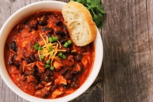 Degantis čili troškinys: receptas ir paslaptys, kaip sukurti šildantį skonių sprogimą lėkštėje