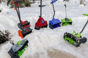 Elektrinis sniego kastuvas – mažai pastangų, didelė nauda. Kaip šis įrenginys gali palengvinti žiemos darbus?