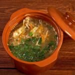 Kaimiška raugintų kopūstų sriuba – skonis, kuris sušildo ne tik kūną, bet ir grąžina vaikystės prisiminimus