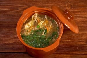 Kaimiška raugintų kopūstų sriuba – skonis, kuris sušildo ne tik kūną, bet ir grąžina vaikystės prisiminimus