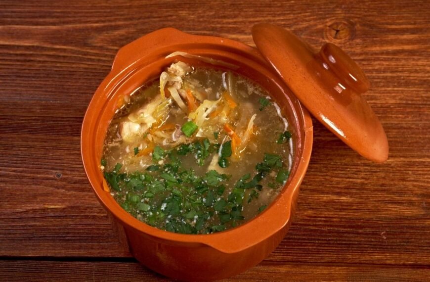 Kaimiška raugintų kopūstų sriuba – skonis, kuris sušildo ne tik kūną, bet ir grąžina vaikystės prisiminimus