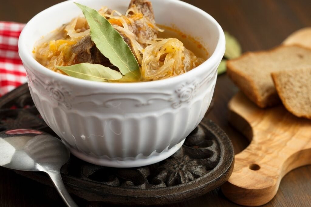 Kaimiška raugintų kopūstų sriuba