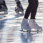 Ledo čiuožykla ant tvenkinio ar ežero – romantiška žiemos pramoga, reikalaujanti saugumo. Kaip saugiai įrengti ir prižiūrėti?