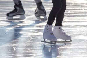 Ledo čiuožykla ant tvenkinio ar ežero – romantiška žiemos pramoga, reikalaujanti saugumo. Kaip saugiai įrengti ir prižiūrėti?