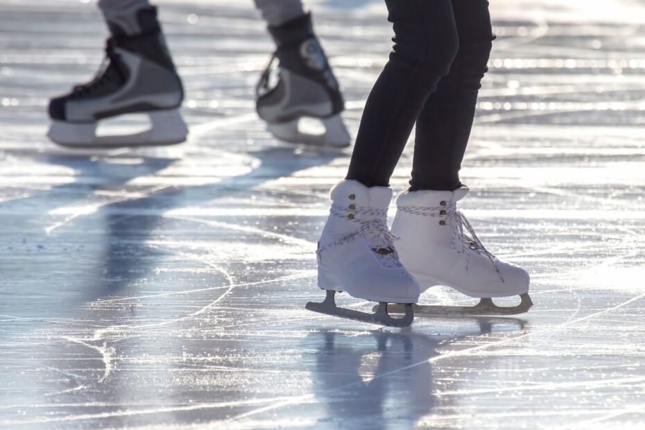 Ledo čiuožykla ant tvenkinio ar ežero – romantiška žiemos pramoga, reikalaujanti saugumo. Kaip saugiai įrengti ir prižiūrėti?