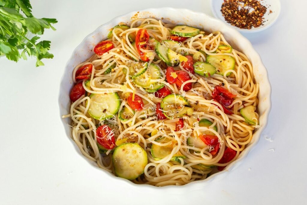 Makaronai su pomidorais ir cukinijomis