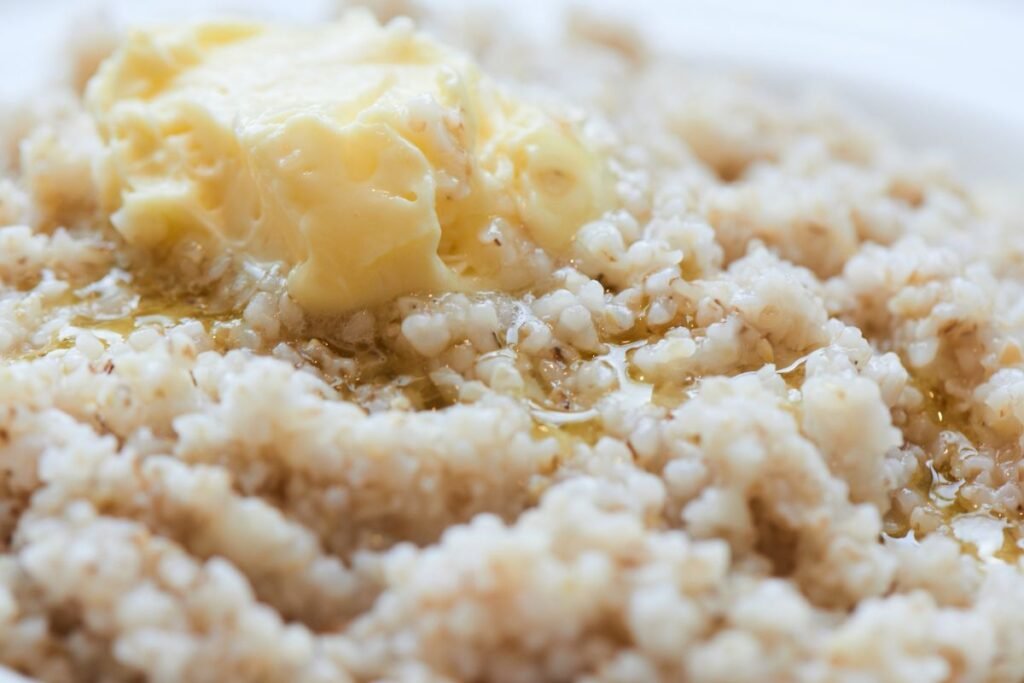 Sūri miežinių kruopų košė garnyrui