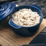 Miežinių kruopų košė: kaip išvirti tirštą, sultingą pusryčių patiekalą?