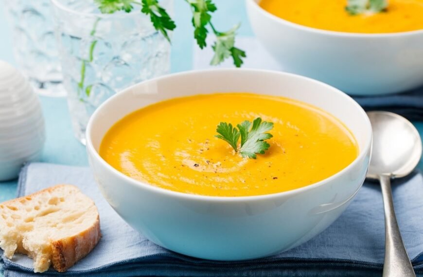 Morkų sriuba – švelni, saulėta ir stebėtinai universali. Jos tiesiog neįmanoma nemėgti!