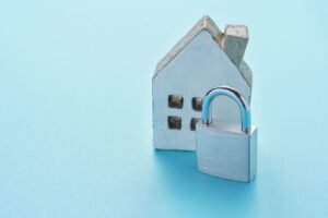 Namų apsauga: 9 laiko patikrinti būdai, kurie veikia be jokios elektronikos