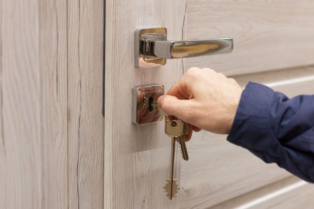 Namų apsauga be elektronikos: durys ir spynos – pirmoji gynybos linija