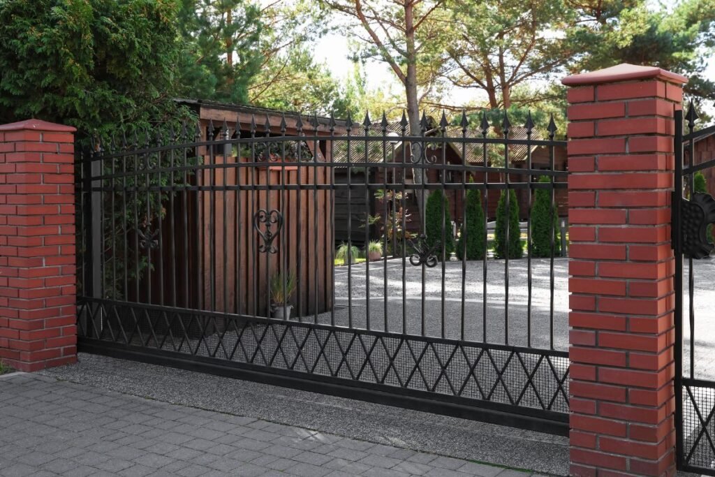 Namų apsauga be elektronikos: tvoros ir vartai