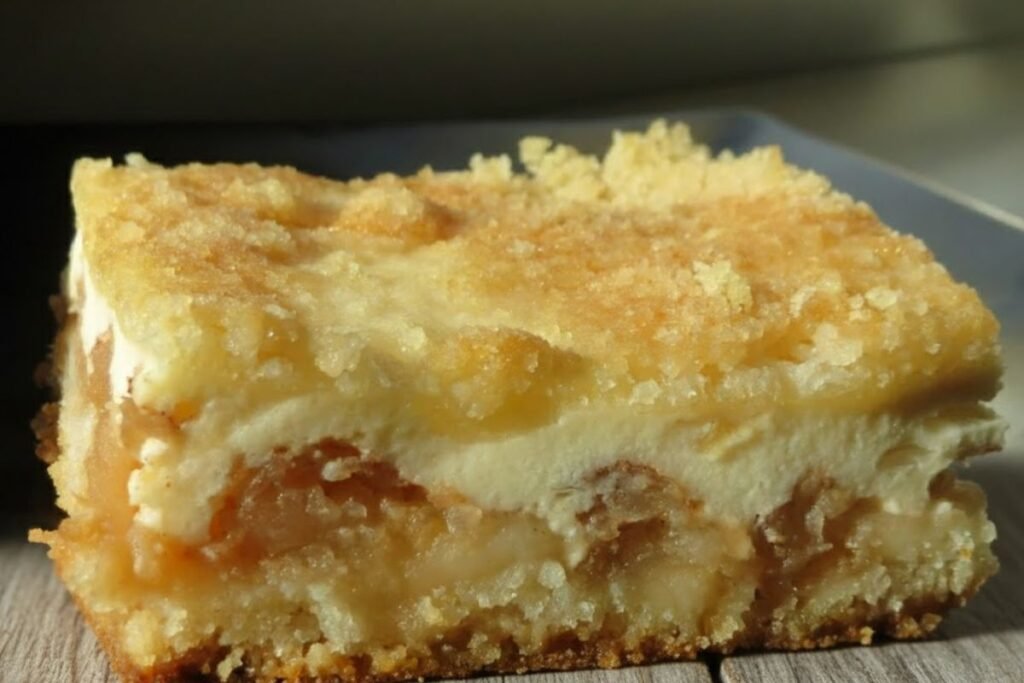 Klasikinis trijų sluoksnių obuolių pyragas su varške