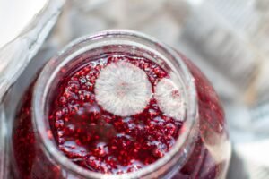 Pelėsis ant uogienės: nugriebti ar išmesti visą stiklainį? Kur slypi tikrasis pelėsio pavojus?