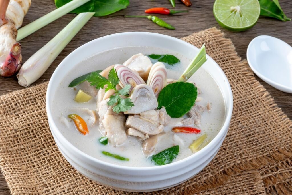 Kreminė tailandietiška sriuba su kokosų pienu ir vištiena (Tom Kha Gai)