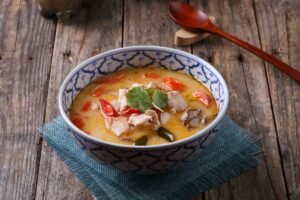 Tailandietiška sriuba – egzotiškas skonių balansas, kurį lengvai susikursite patys