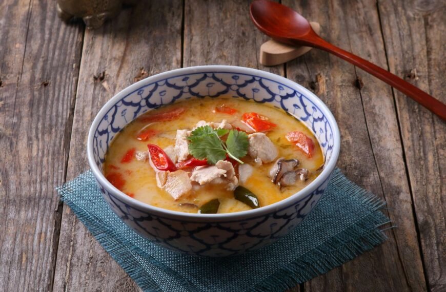 Tailandietiška sriuba – egzotiškas skonių balansas, kurį lengvai susikursite patys