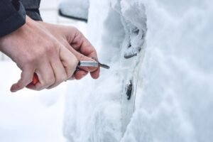 Užšalo spyna? Greiti ir lengvi būdai, kaip ją atrakinti