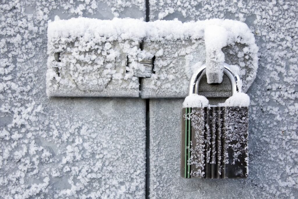 Užšalo spyna? Greiti ir lengvi būdai, kaip ją atrakinti