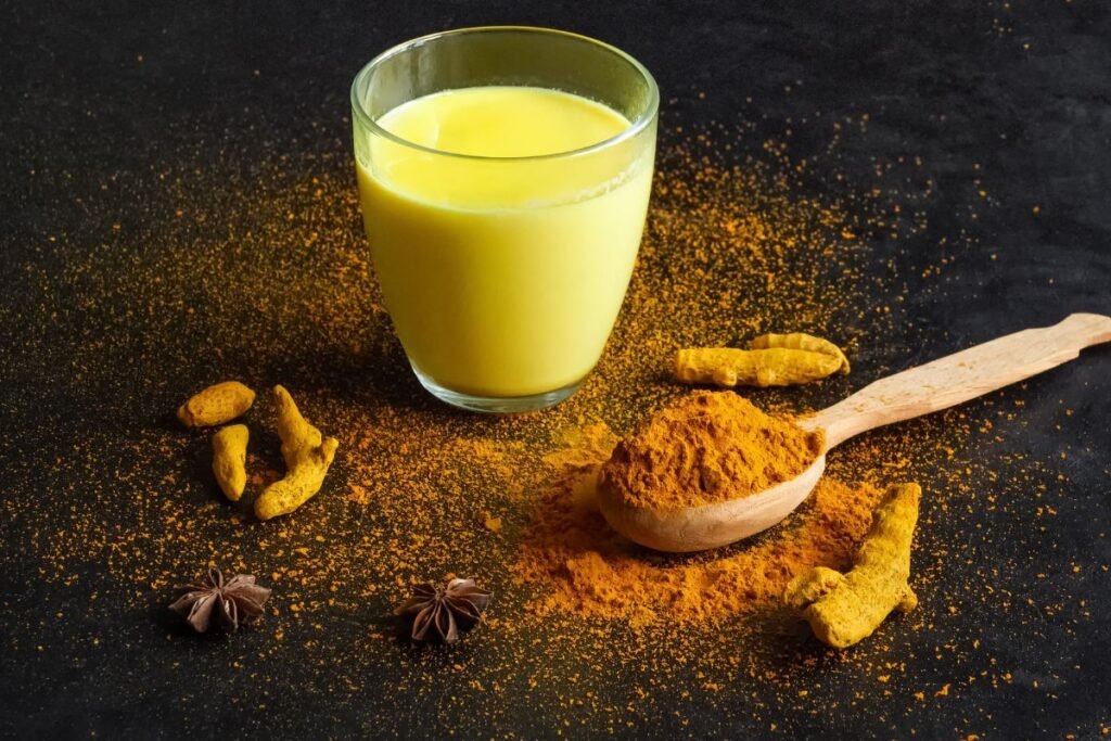 Auksinis pienas (Haldi Doodh) – Indijos močiučių paslaptis, užkariavusi Vakarus