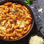 Makaronų apkepas su vištiena – šiluma bei jaukumas lėkštėje ir tobula skonio simfonija