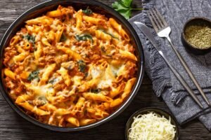 Makaronų apkepas su vištiena – šiluma bei jaukumas lėkštėje ir tobula skonio simfonija