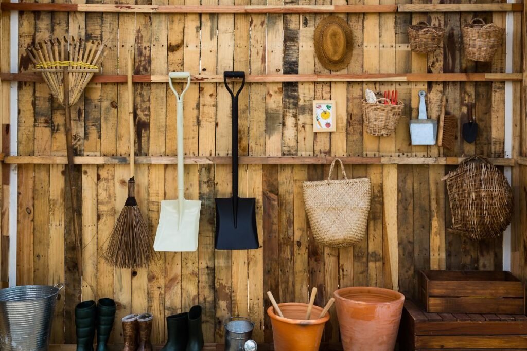 Sodo namelio ir technikos revizija: laikas „išgaląsti pjautuvus“